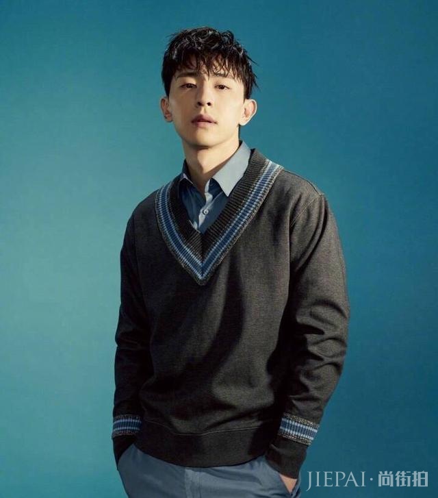 邓伦儒雅,张一山痞气,看两人穿搭各有千秋!