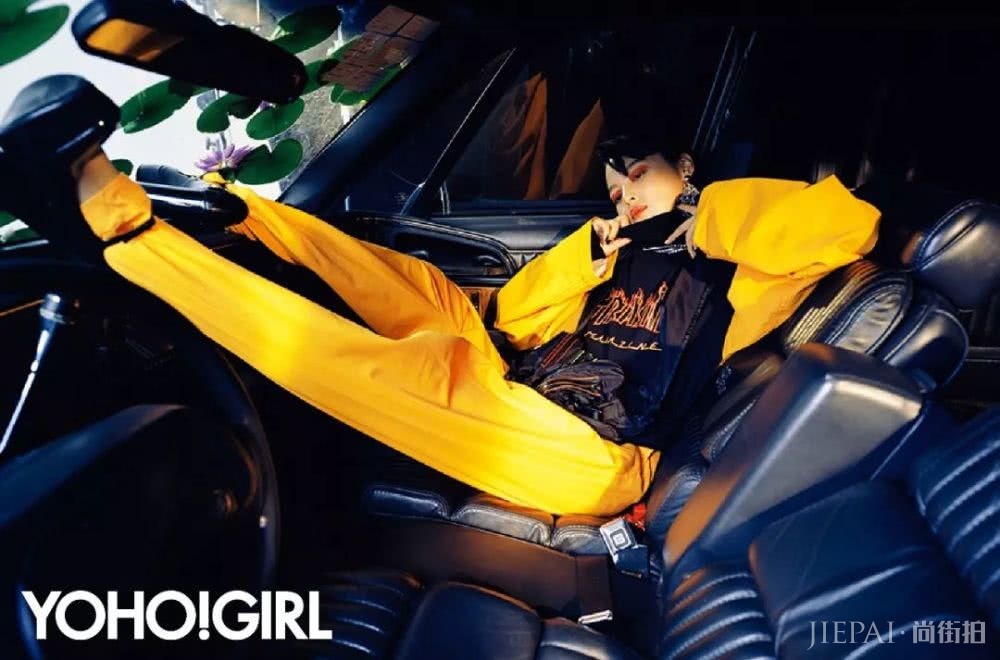 辛芷蕾的手机壳上,大写着“老子会火”。