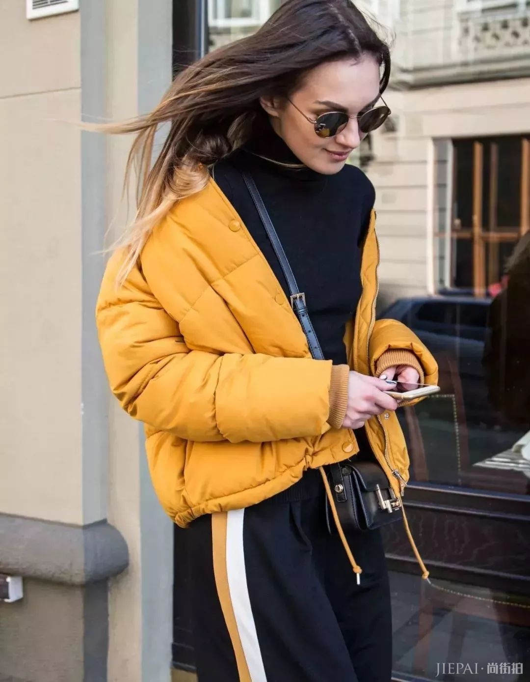 短款的羽绒服显得精神，显高、洋气