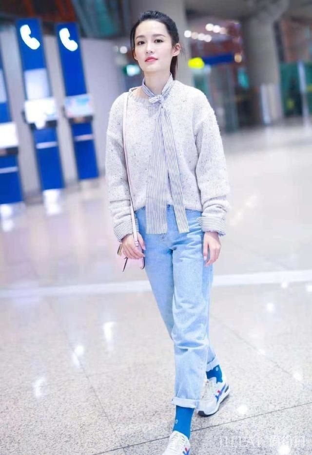 李沁太会穿了,清新装扮,28岁穿出18岁少女感!