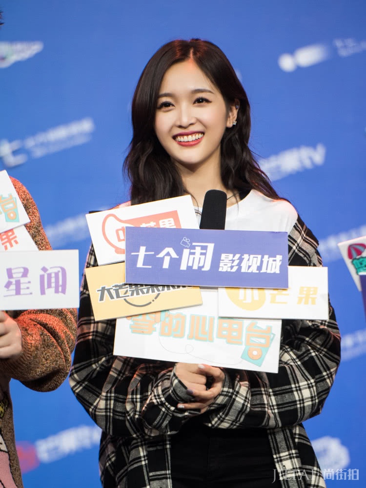 吴宣仪真会玩,格纹衬衫还配露腰装,真是美少女本人