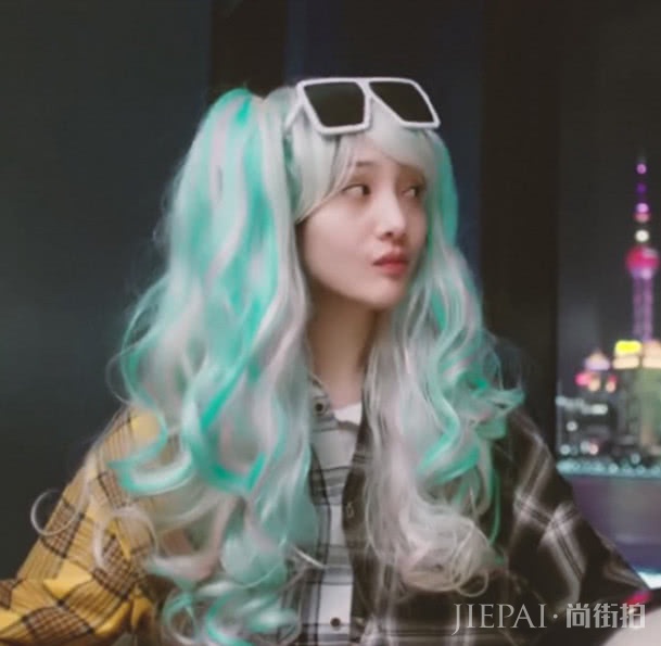 被郑爽惊艳到了，《我的保姆手册》中长发造型少女又仙气，真漂亮