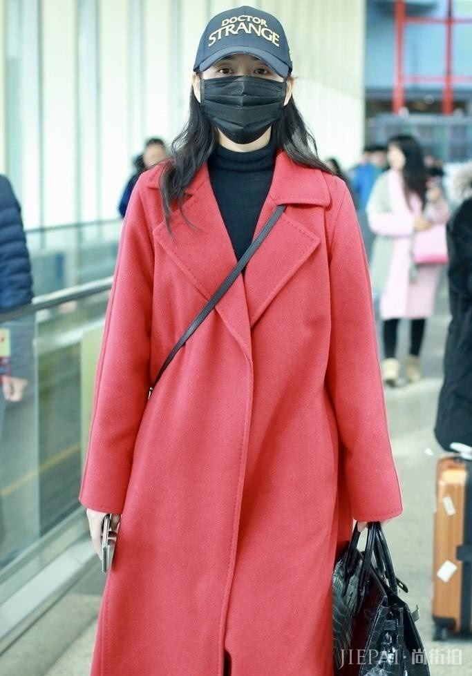 王鸥机场街拍 卷发搭配紫色毛衣尽显高级感