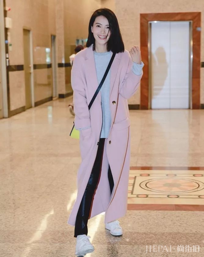 这两种颜色穿在一起=很贵,很时尚!