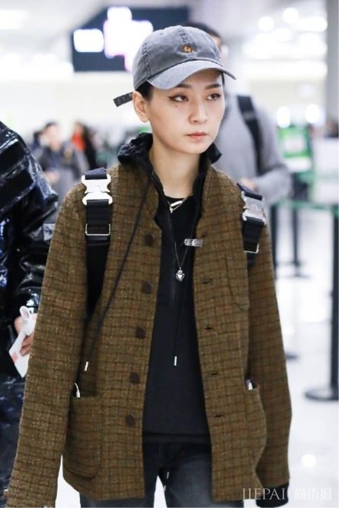 周笔畅穿格纹外套现身机场,搭配中性风牛仔裤,酷酷的