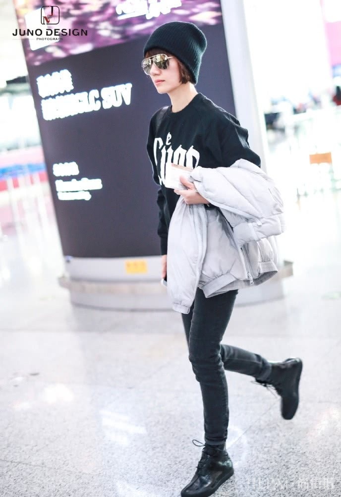 袁泉蓬蓬衫搭牛仔裤亮相,气质惊艳