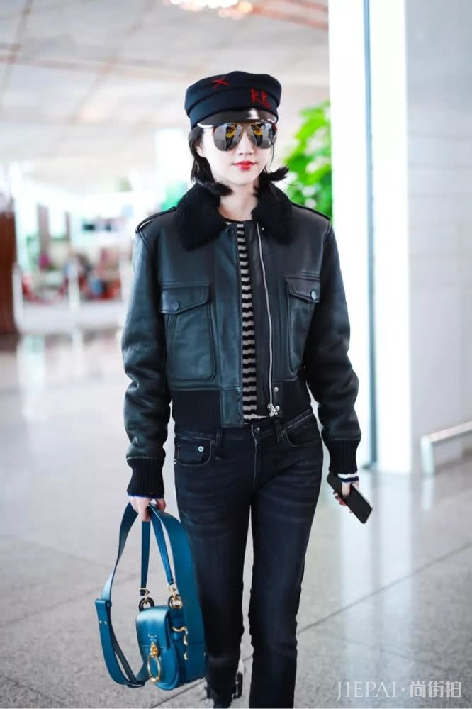 景甜越搭越来越酷!全黑皮衣造型太帅!