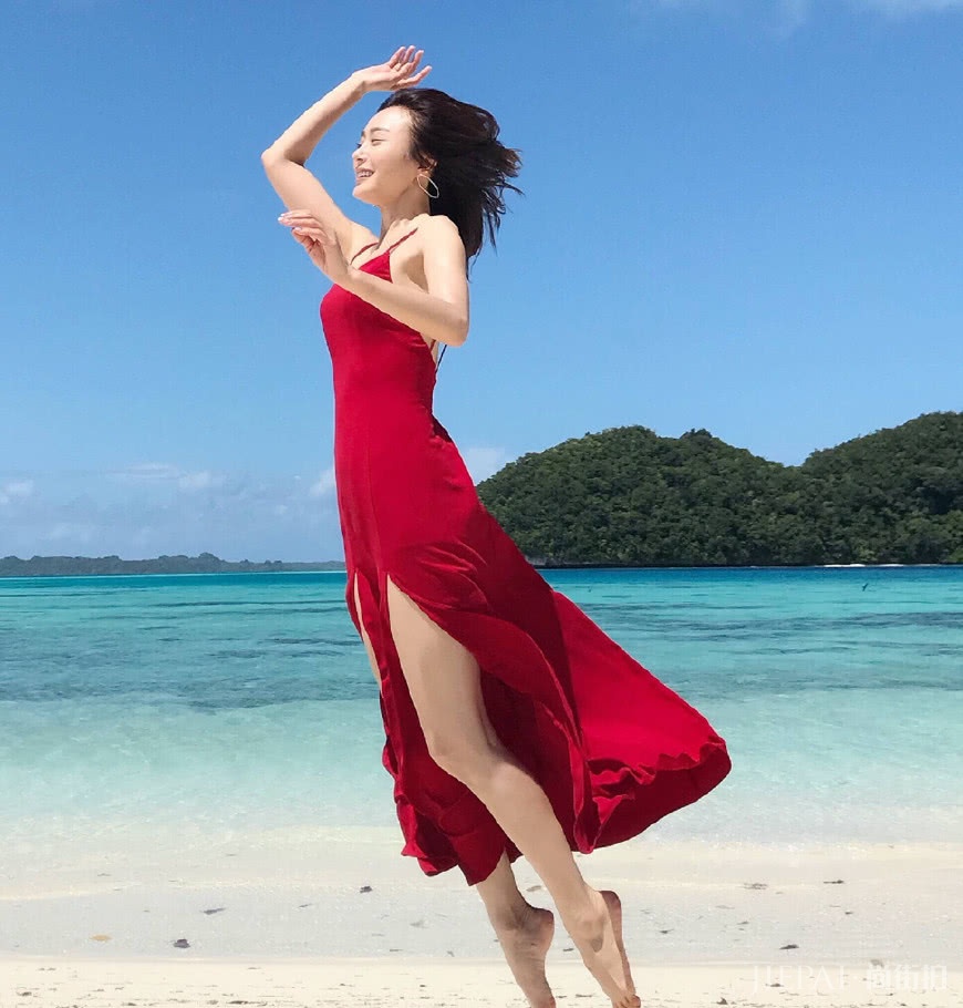 37岁秦岚8套礼服尽显魅力,每套都展现S型身材 女人味十足