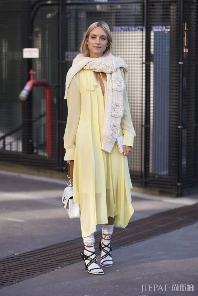 天气冷了美美的凉鞋不舍得收？加双袜子就能解决了