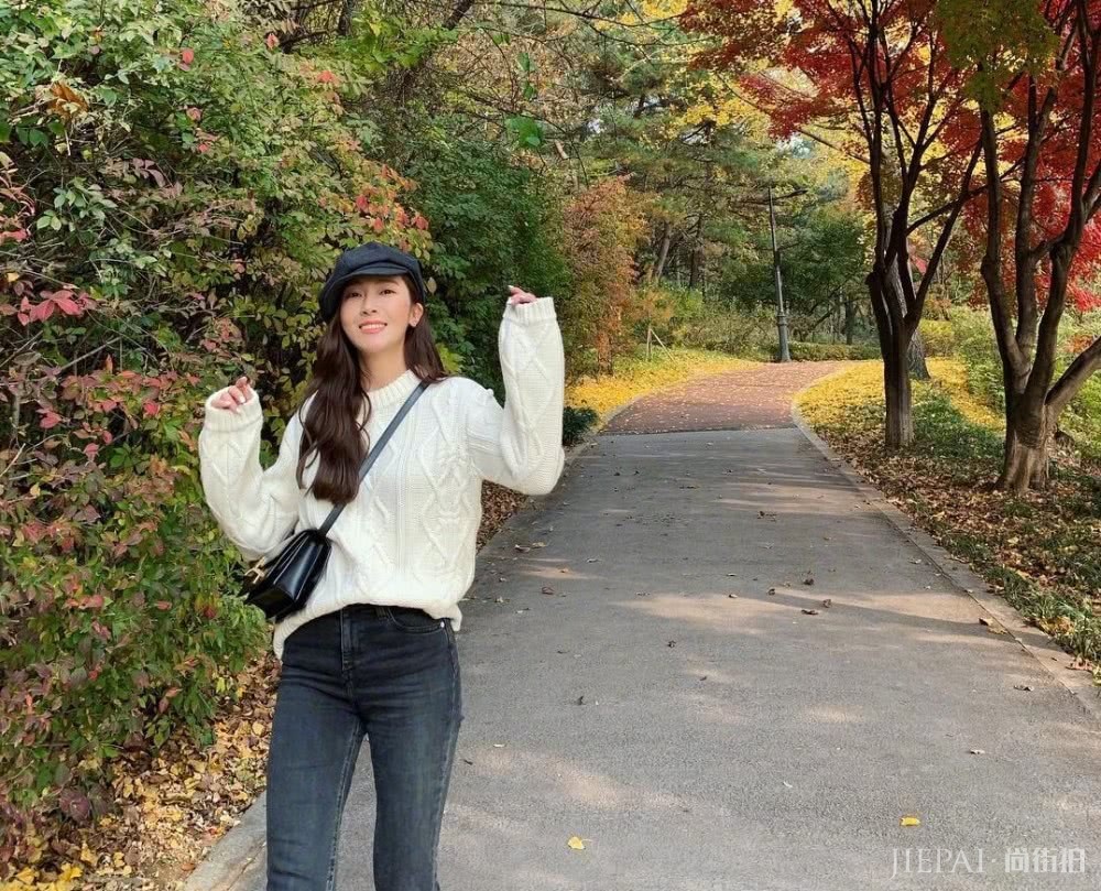 郑秀妍真会穿，白色毛衣搭配牛仔裤，高级感十足！