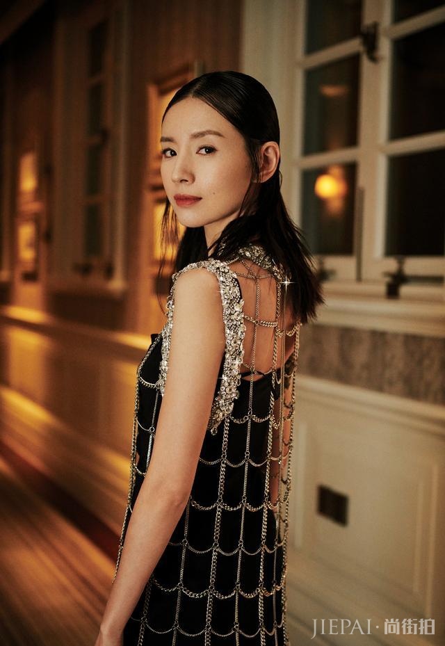 董洁蓝色衬衫搭配休闲裤清秀减龄,颜值爆棚