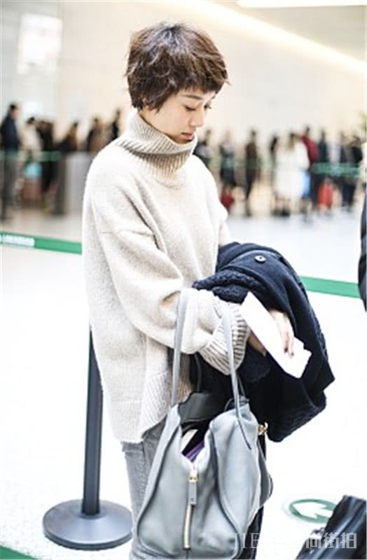雏晓雯私服穿搭引潮流,高领打底尽显脸小,混搭风格让人眼前一亮