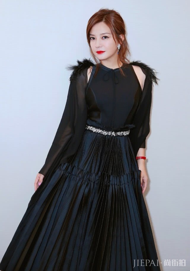 赵薇瘦了之后就任性了，下半身俩“猪蹄”，“女王腿”都出来了！