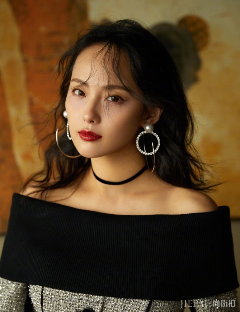 张嘉倪穿T恤卖萌,却被高颜值老公意外抢镜,被惊艳了