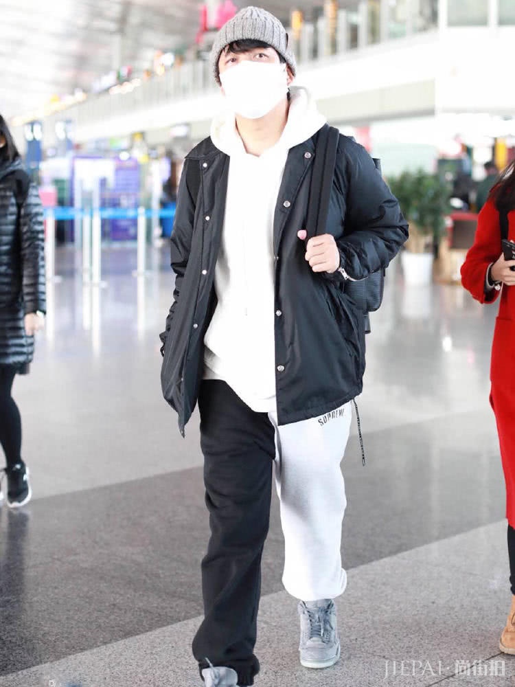 44岁潘粤明真时髦,裤子一半白一半黑,潮到不行