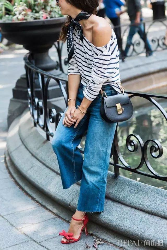 别再卷裤脚了,今年流行的裤子长这样!