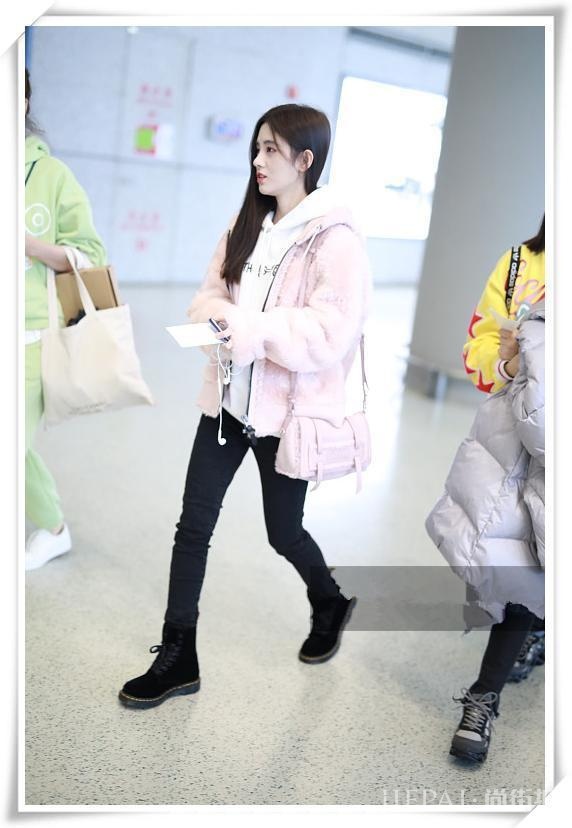 鞠婧祎粉色毛绒外套，四千年美女了！