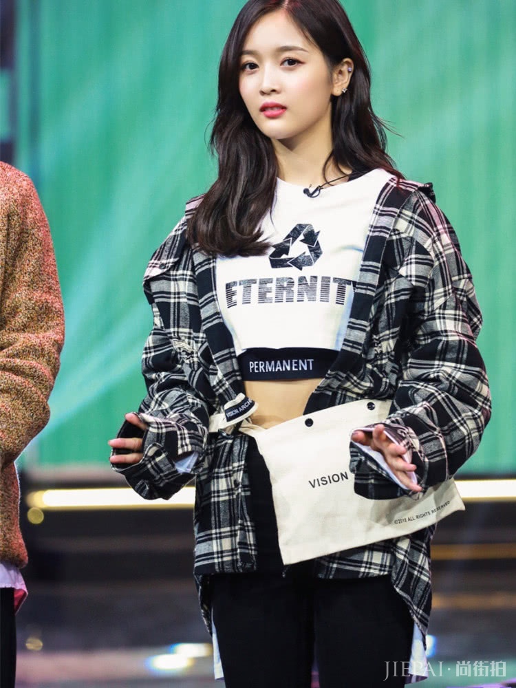 吴宣仪真会玩,格纹衬衫还配露腰装,真是美少女本人