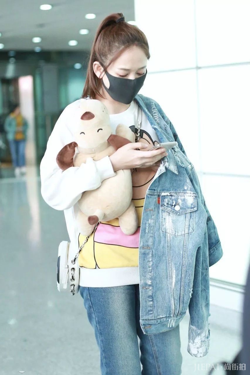 陈乔恩的游泳圈包真心装不下什么东西!