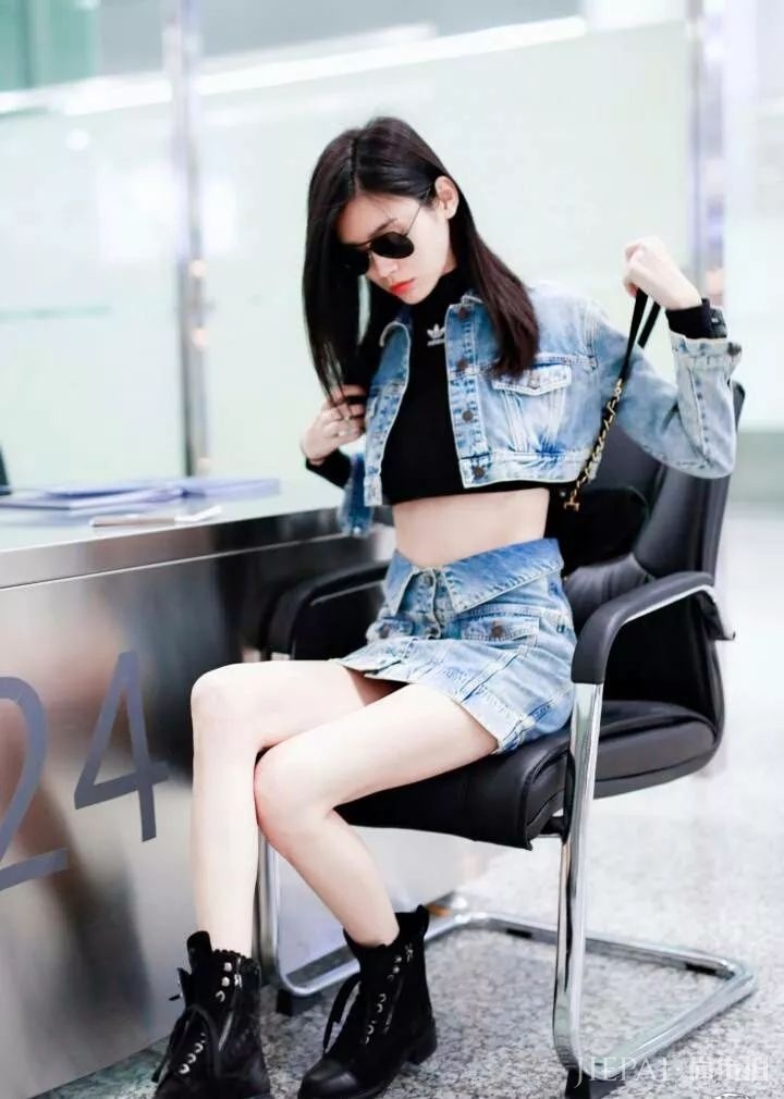 奚梦瑶把衣服穿在了腿上，网友：坐下太尴尬!