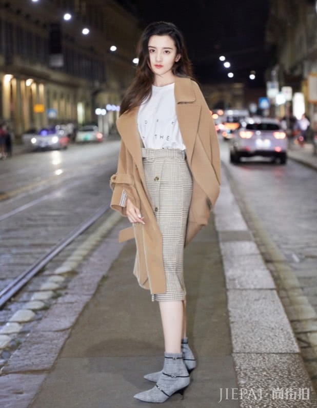 宋祖儿的鞋子真稀奇,绑了3个“头绳”,这“头绳”的弹性真好啊