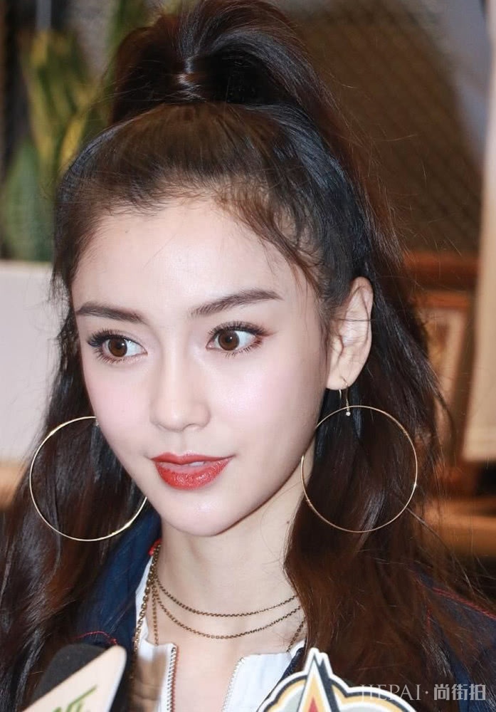 Angelababy出席商业活动,打扮欧美范十足