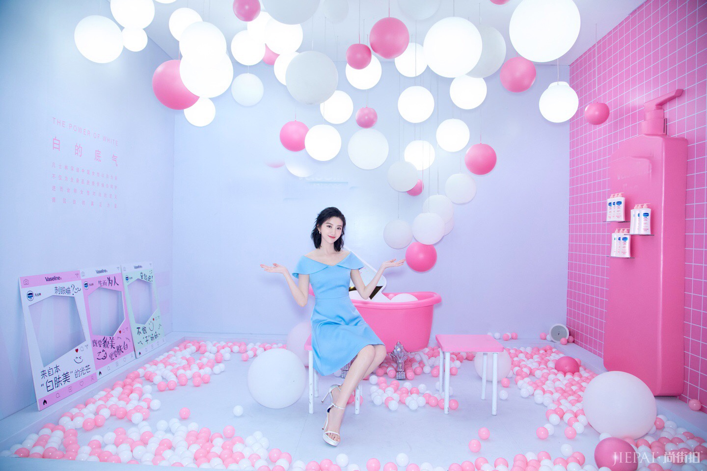 当年的“金丝雀”景甜,如今越来越清新了!一袭浅蓝裙装减龄不少