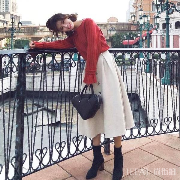 冬季嫌弃羽绒服臃肿？看看这几款毛衣外套搭配，优雅美丽不冻人