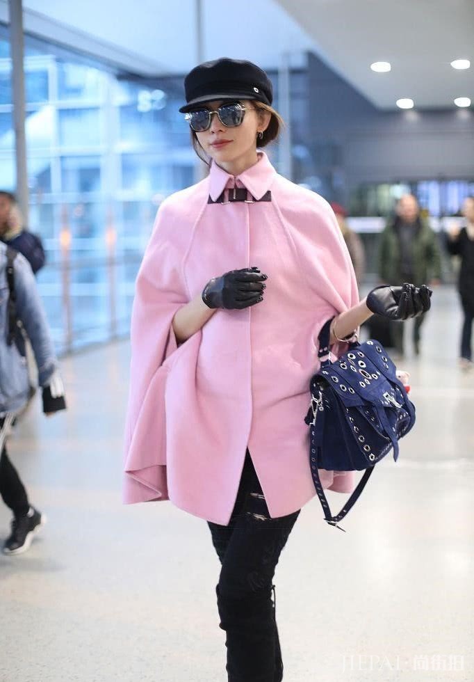 别再穿爆款了,林志玲一件斗篷两次穿,气质女神学她这样穿不会错