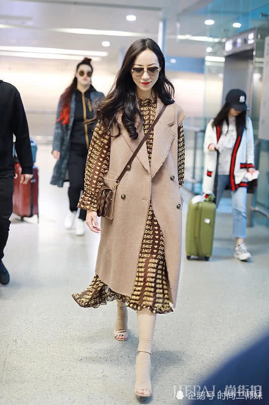 韩雪真抗冻!0度穿羽绒夹克保暖,却穿一条九分裤露脚踝