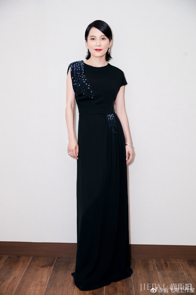 俞飞鸿简约穿搭，穿出优雅高级感，简单的打扮也气质非凡