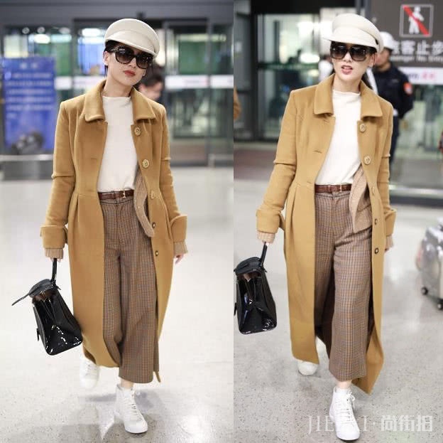 黄圣依机场街拍，大衣配阔腿裤穿出“贵妇范儿”