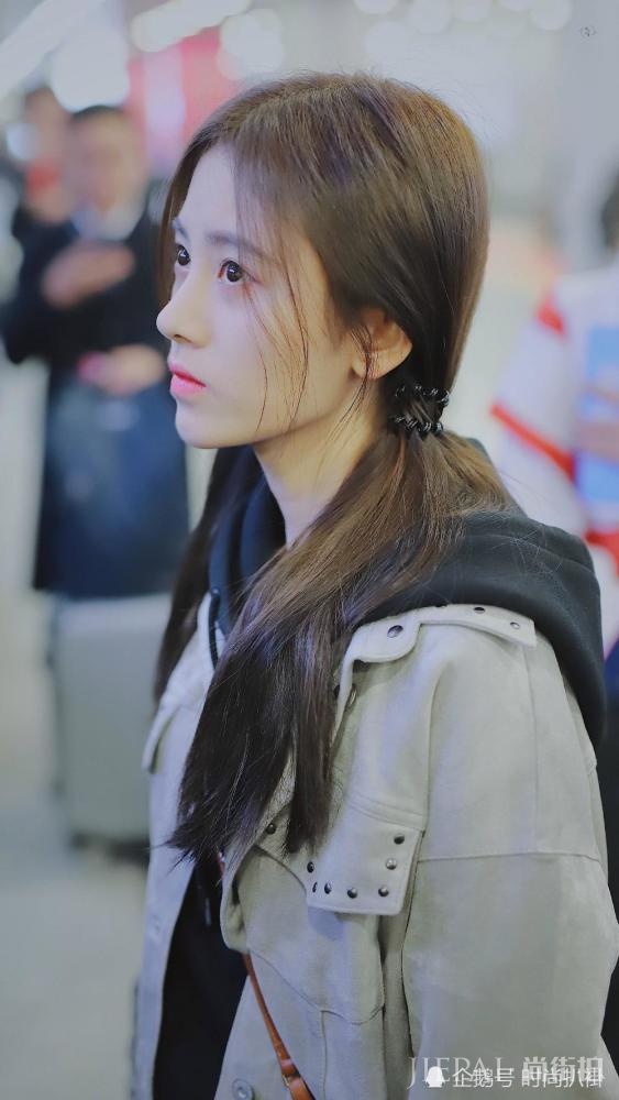 鞠婧祎卫衣这样搭又惊艳了,扎双马尾街头照少女感十足