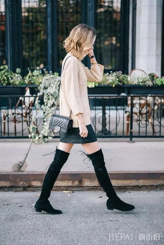 针织衫+半裙，才是秋天最显气质的搭配！