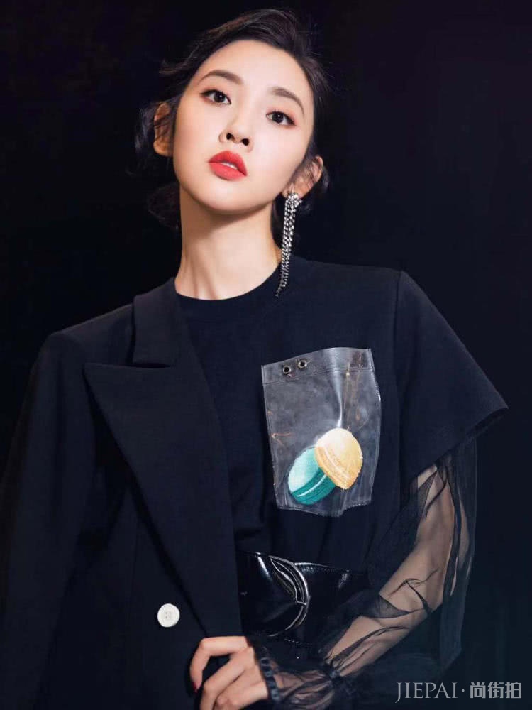 短袖里穿薄纱,火箭少女穿出清新感,唐艺昕凹出大佬范儿