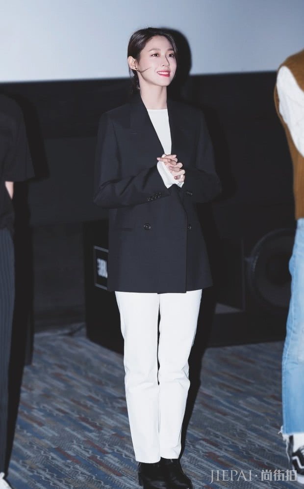 金雪炫这一款“牛奶袜”,时髦显腿长!