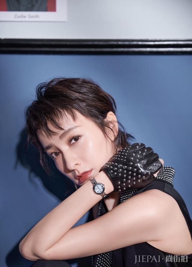 吴昕身穿T恤搭配运动裤,扎个半丸子头美极了