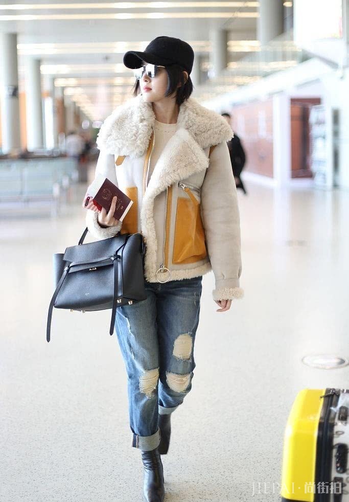 唐艺昕穿粉色大衣青春气息十足,学她这样穿你也能打扮的很漂亮