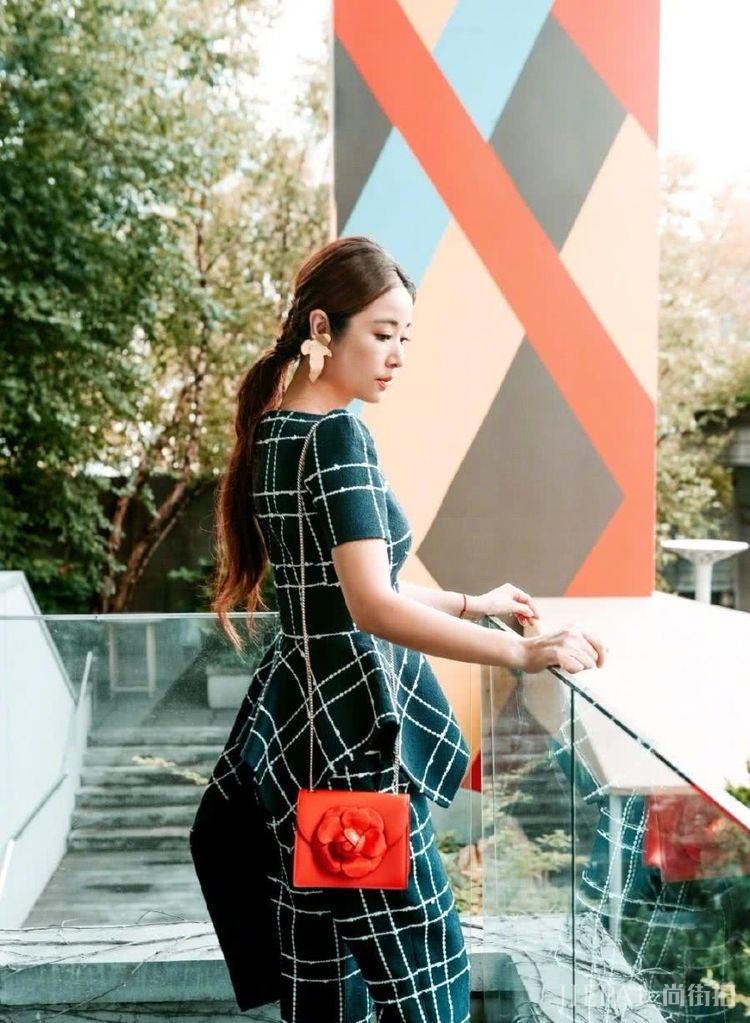 林心如腰上围着“小桌布”，搭配裤子更显臃肿肥胖，真心看不懂了