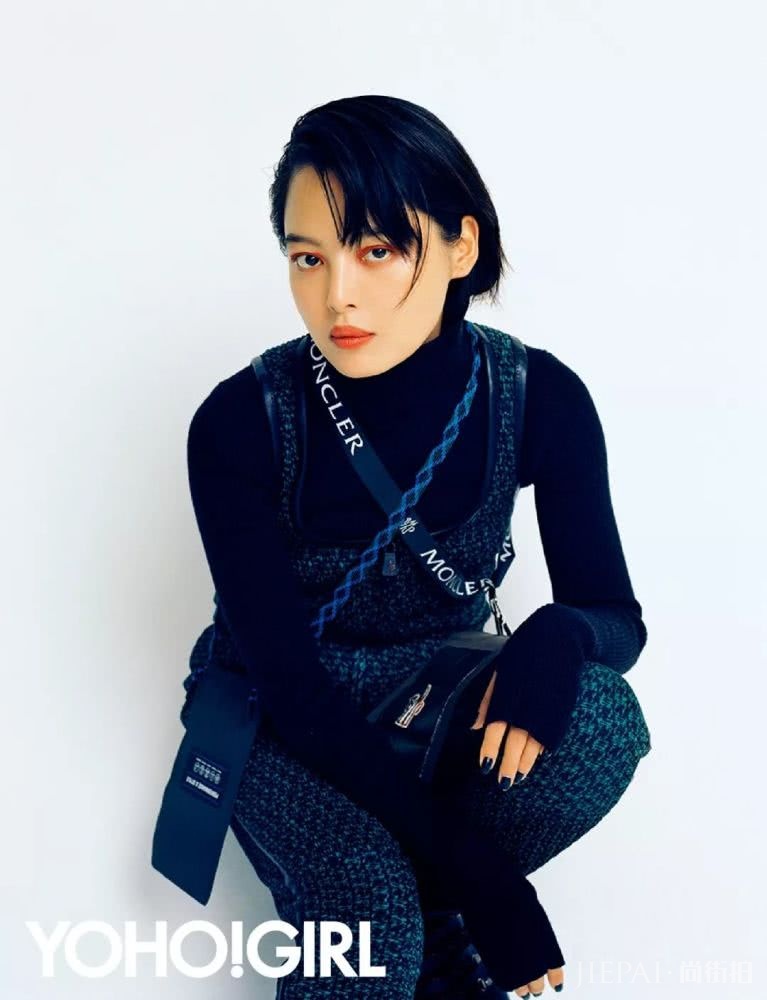 辛芷蕾的手机壳上,大写着“老子会火”。