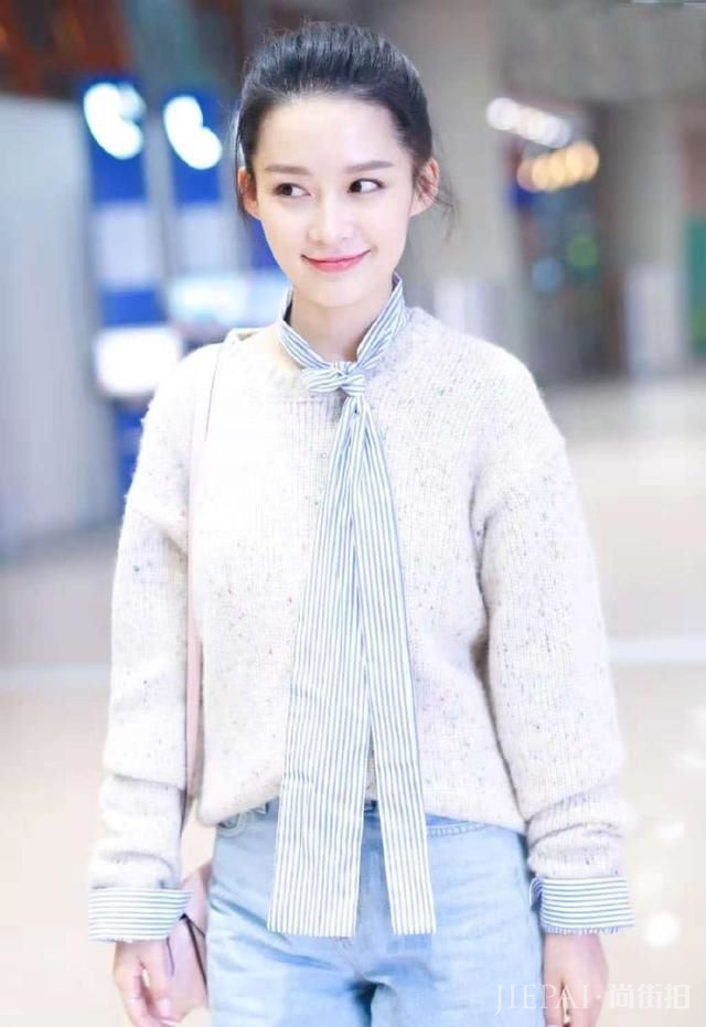 李沁太会穿了,清新装扮,28岁穿出18岁少女感!