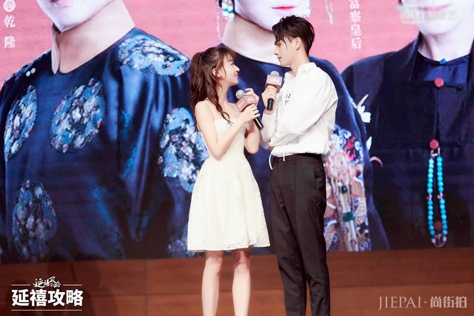 “傅璎CP”再合体,吴谨言穿一字肩扎半马尾,娇俏少女味十足