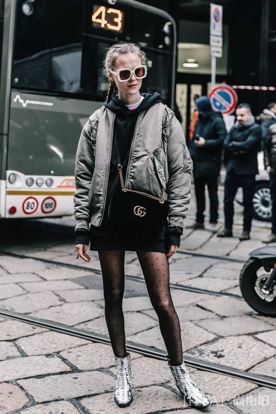 穿卫衣+短靴=真的时髦炸了！