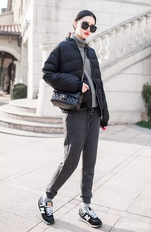 短款的羽绒服显得精神，显高、洋气