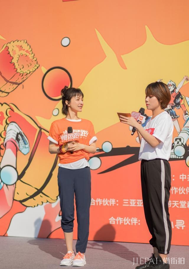 吴昕身穿T恤搭配运动裤,扎个半丸子头美极了