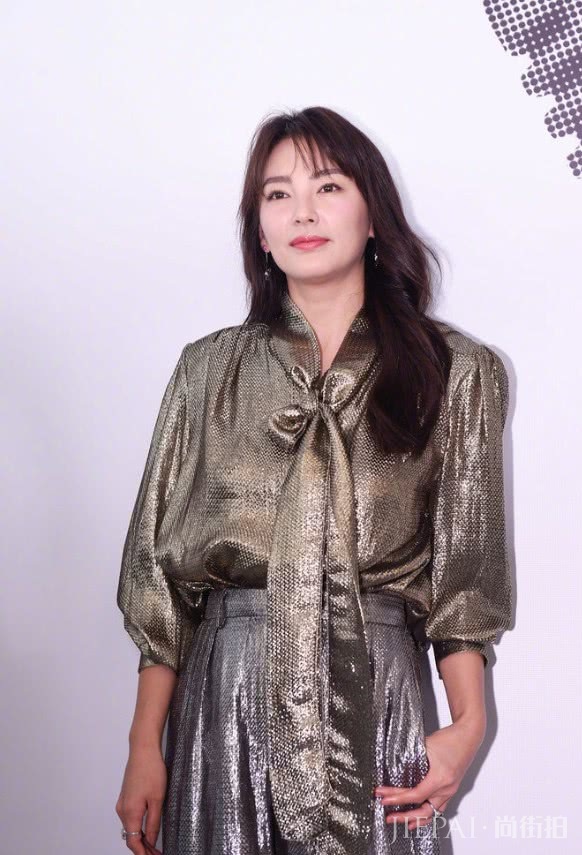 张雨绮衣品开挂了,一身亮片装好有气质,却被法令纹出卖了年龄!