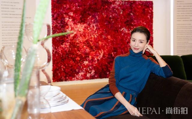 董洁蓝色衬衫搭配休闲裤清秀减龄,颜值爆棚