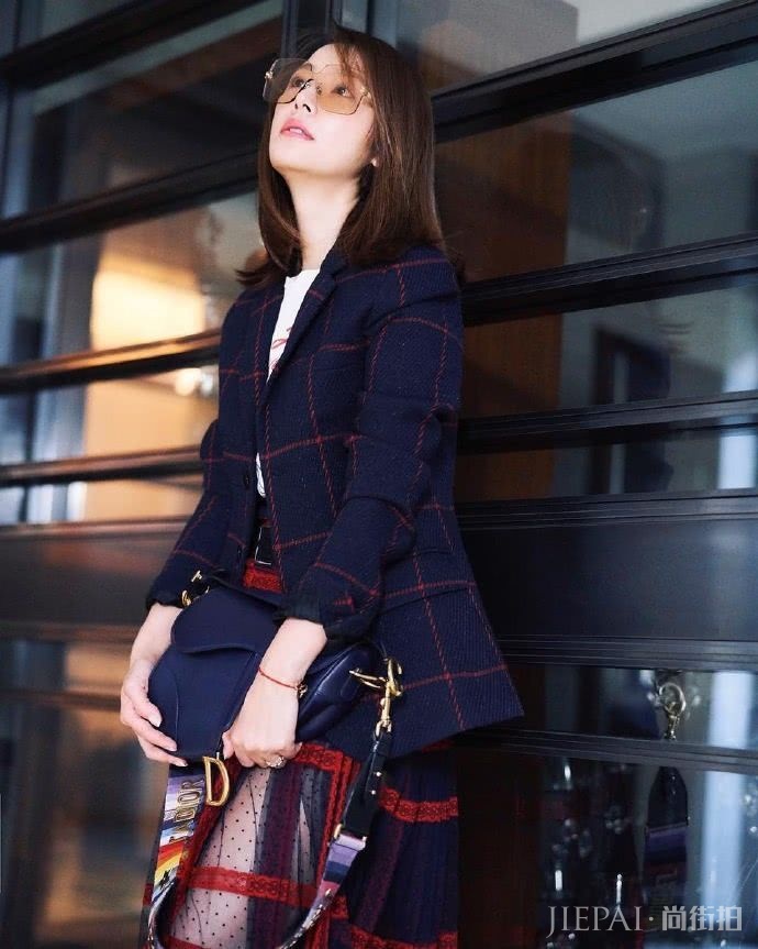 林心如穿牛仔裤秒变小短腿,曾经的筷子腿已不复存在!