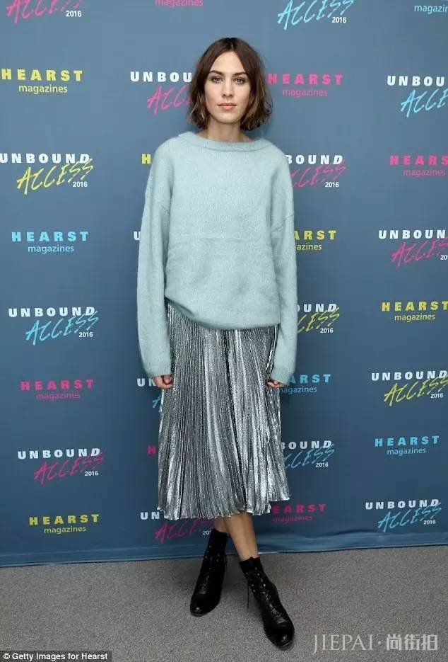 针织衫+半裙，才是秋天最显气质的搭配！