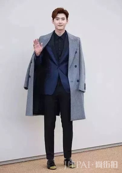 男生穿灰色蓬松棉袄下身怎么搭配